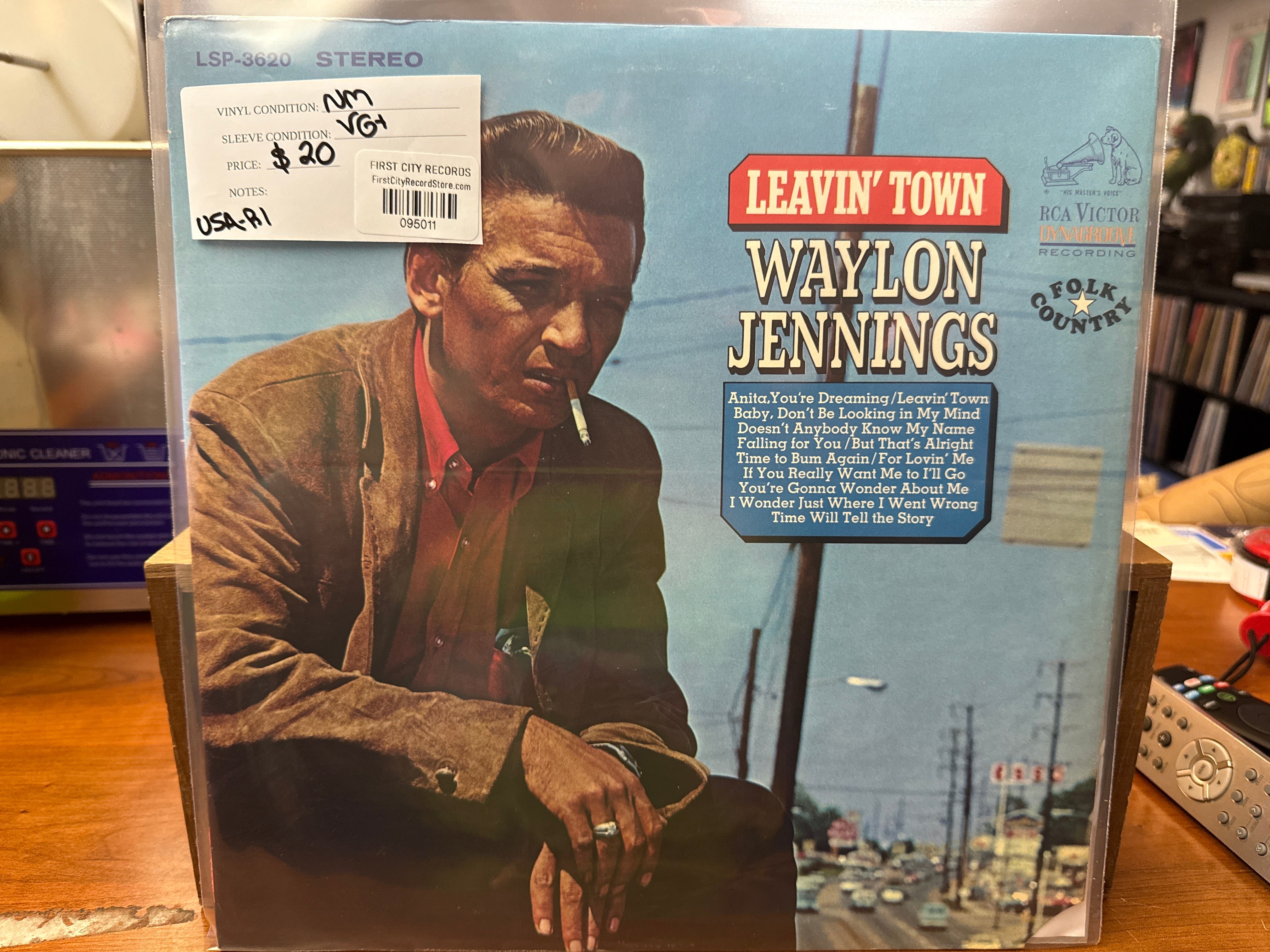 Waylon Jennings - Leavin' Town (USED)