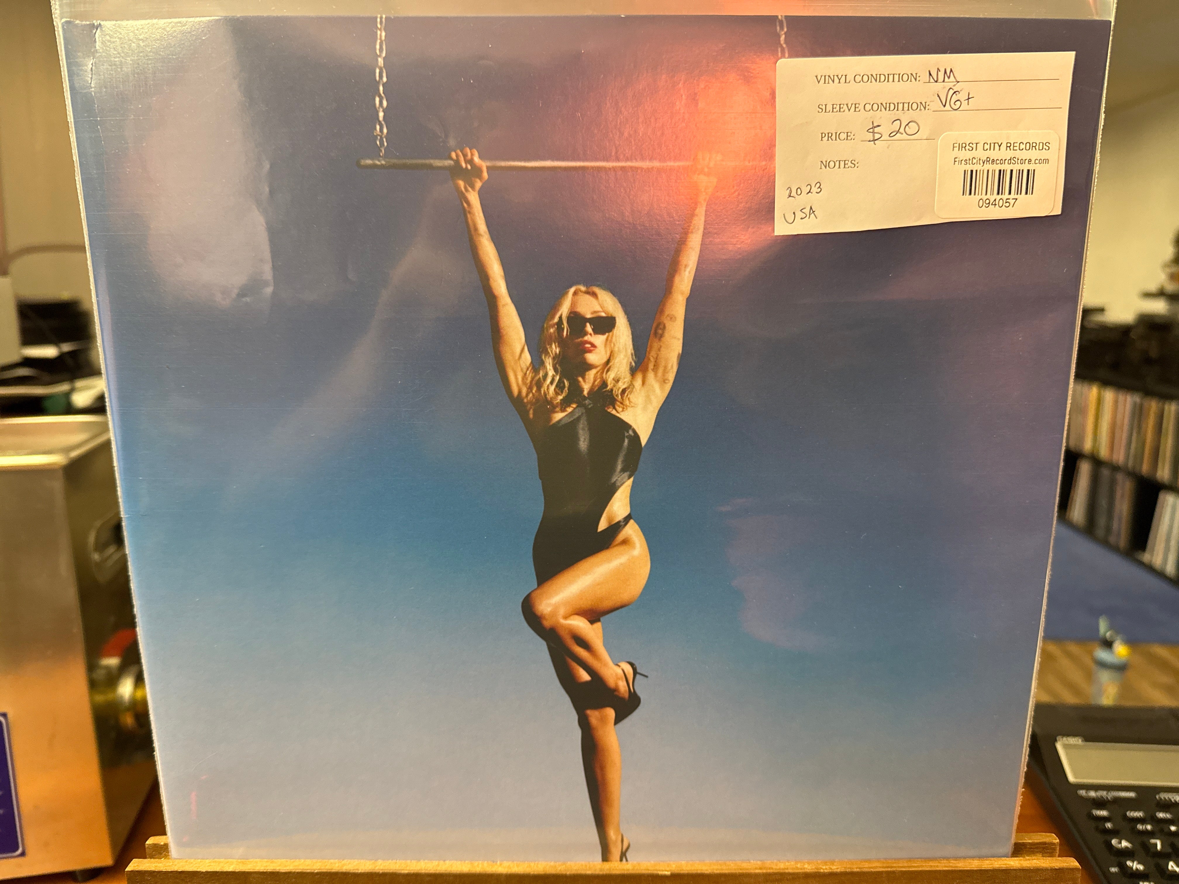 Miley Cyrus - Endless Summer Vacation (USED)