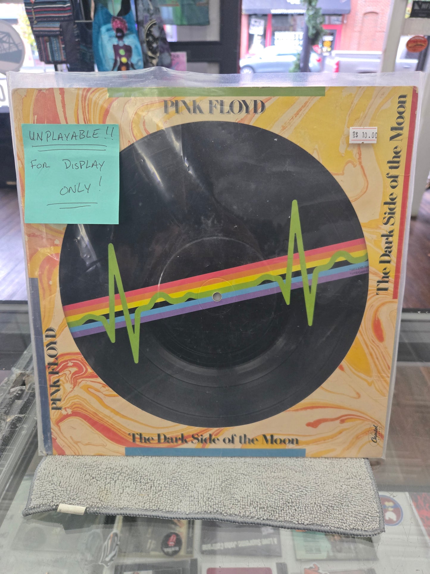 Pink Floyd - The Dark Side Of The Moon (Picture Disk For Display Only)